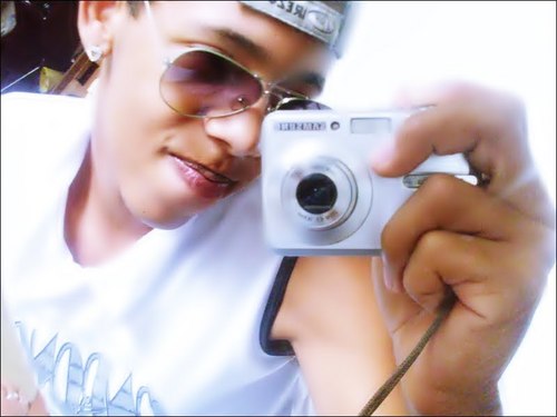 Apenas un adolescente , coon sonhos tao normais quantos todo muundo , qe ama uma menina de sonhos surreais ee coisas banais ...