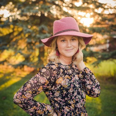 Hi! I'm April. Wife, mom, photographer and blogger from Indiana. I love decorating my home, fashion, and finding the humor along the way.