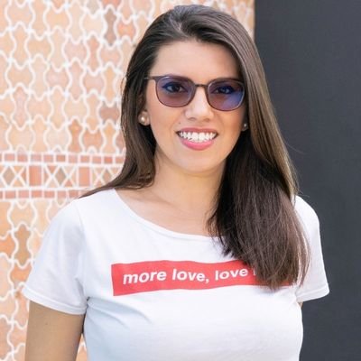 Productora Audiovisual - Enamorada de los pequeños detalles del creador, aquellos que se ven y se escuchan con el corazón, sintiéndose en lo profundo del alma.