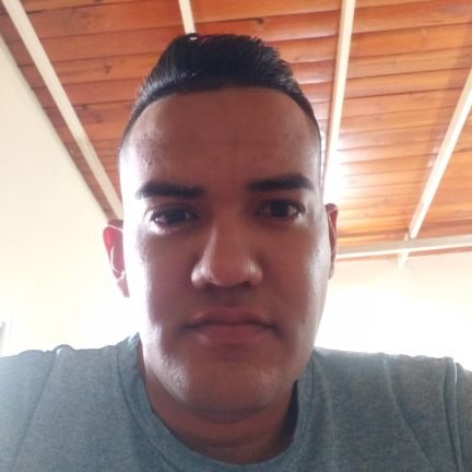 Quédate con quien te haga sonreír a todas horas, te haga un espacio en su día, y te extrañe todo el tiempo.