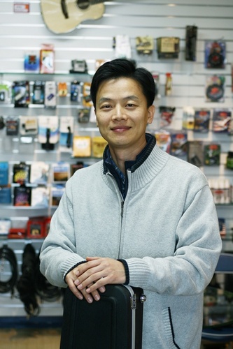 MusicYK's profile picture. Singer-songwriter, freelancer, Fishing, Go on a trip
식상한 노래에 지친 사람들에게 행복과 희망이 담긴노래를 전해주고 싶다