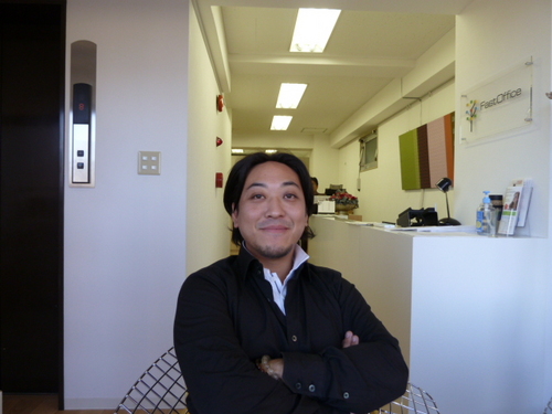 じいちゃんの代から文京区で家具屋をやっていて、創業してから７０年以上やっているヤマヤ家具株式会社の３代目です。

　今はオーダー家具とか、造り付け家具、店舗内装やリフォーム、椅子張替の仕事と直営店キャビンインザルーム（茗荷谷、小日向、荻窪、田端）で家具、雑貨の販売してます。