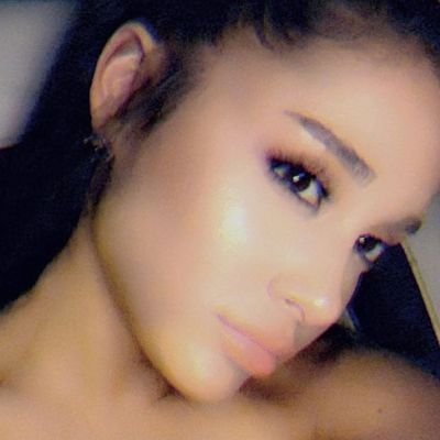 hey arianators it's adriana . please help me get to 1k and i love @arianagrande so much she's my favourite idol 🖤🖤