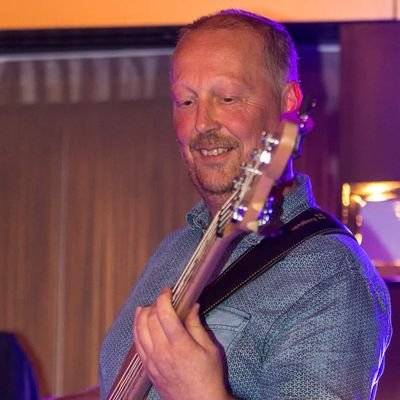vader, bouwkundig ontwerper, bassist.
hou van architectuur en allerlei soorten muziek.