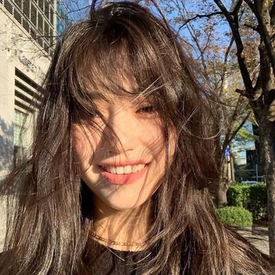 Roleplayer of Kim Doyeon who loves to spread the happiness. She walked the streets with the moon in her pocket, the stars in her eyes and hopes in her heart.