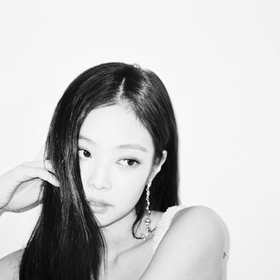 Jennie of BLACKPINK Rocks in Monochrome at Chanel's FW22 – Chinatown  Optical Group