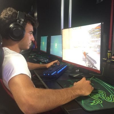 Me llamo BATU, vivo en Barcelona y juego para !!! Muchas ganas de mejorar y de hacer directos para disfrutar con vosotros. Pasaros por mi stream!! (its__batu)