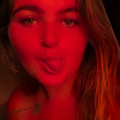 tessa_mckenna's profile picture. get a little blues in your shoes 🌞🌻