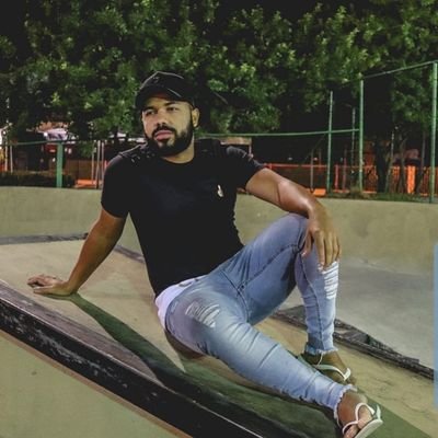 Sou como você me vê. Posso ser leve como uma brisa ou forte como uma ventania, depende de quando e como você me vê passar.