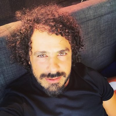 Sinemayı sever. Actor,Writer,Director.Milattan 3yıl önce Antakya semalarında Dünyaya geldim 8 yaşımdan beri orda burda geziyorum.Babam dönerci annem ev annesi.