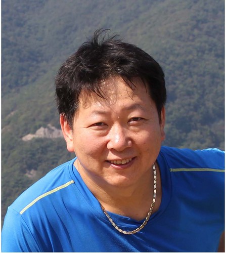 그대여
술 잔속에 녹아드는  눈물을 슬픔이라 말하지 마오!
기쁨이라고도 말하지 마오!
잎이 지기로서니 속까지 죽는것도 아닐지니
부질없는 세월속을 맴도는 담쟁이 넝굴처럼
그렇게 엉켜 살아 보자구요!!
