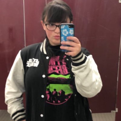 sharakarlin421's profile picture. CSHS-21 💙Star Wars and glitter, ☕️ and ❤️🖤🏒Instagram: shara.karlin421 Snap: sk_sparkles421