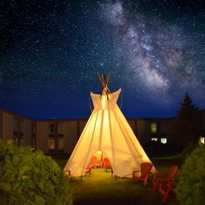 Located in Timmins, Ontario - We offer 105 rooms and suites, conference rooms, ballroom, and more. Enjoy FREE parking, internet and continental breakfast.