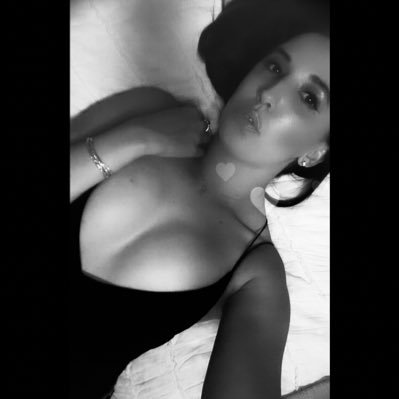 Susiii_Q's profile picture. •Wardrobe Stylist Assistant   •Costume Designer Supervisor         IG: @susiii.q #LosFcknAngeles #RentalStudio #StylingHouse