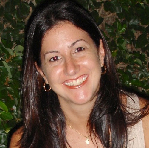 Consultora na área de Marketing, Visual Merchandising e Vitrinismo.