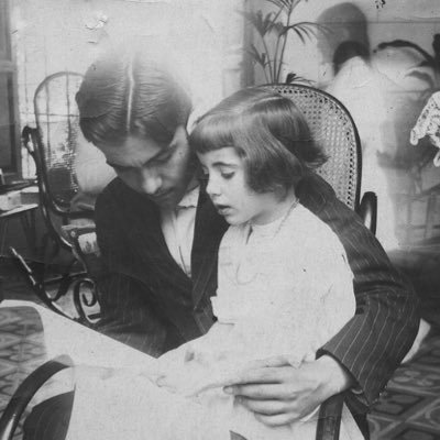 Teatrera, exagerada e imperfeccionista. Foto de perfil: ❤️Federico García Lorca enseñando a leer a su hermana Isabel.❤️