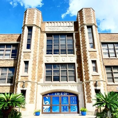 The Official Twitter for Alexander Hamilton Middle School. G/T Magnet 🐾 Dual-Language 💙 @HoustonISD Campus in the Historic Heights 🐾💙 #AHMSHuskies #TeamHISD