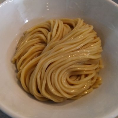 無化調、国産小麦100%自家製麺。
10時~14時(LO)水曜定休、夜の営業はありません。
店舗前に冷凍自販機設置、24時間365日稼働中。