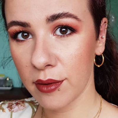 beauty blogger, cooking enthusiast and rock singer. I just love life in bright colors!