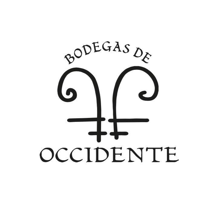 Todos somos mortales hasta el primer beso y la segunda copa de vino. Síguenos en @bodegasoran 
#PorVosotros #BodegasOranyOccidente