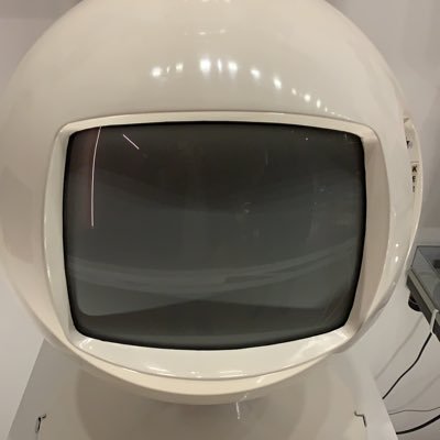 dewysinatra's profile picture. too underpaid to be over eating 😂