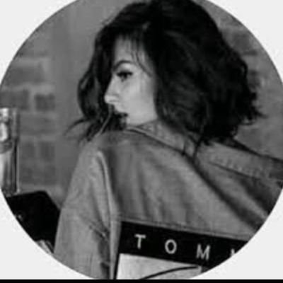 HanmNada's profile picture. ‏ف الحب 🖤قبيح منجيش ونطيح!