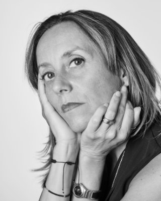 Arquitecta UCEN, Magister en Arquitectura y Doctorado en Arquitectura y Estudios Urbanos, ambos UC. Directora de Extensión y Comunicaciones FADEU _ UC.
