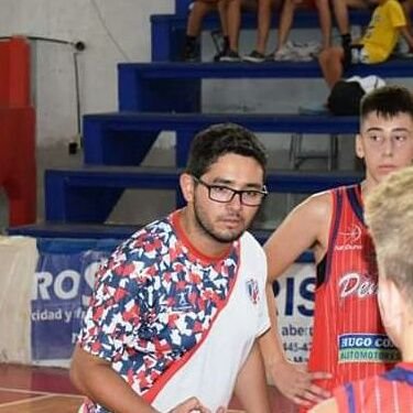 Cordobés.
Lic. en Kinesiología y Fisioterapia
Entrenador de Basquetbol.