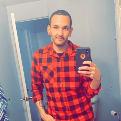 im william om 27 my bday is 9/18/1991 i have 4 kids and love to chill anything else just hmu