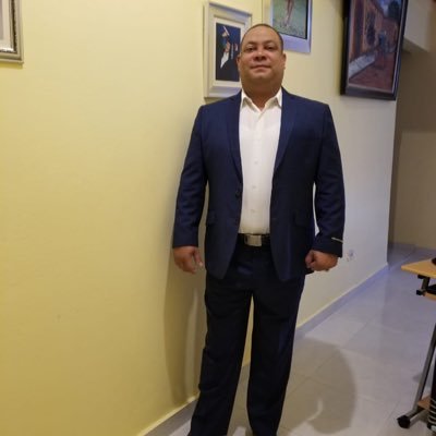 Profesor de idiomas por 26 años en el sector público primero, abogado después, admirador respetuoso de las personas inteligentes, hijo, padre y esposo. Dios!