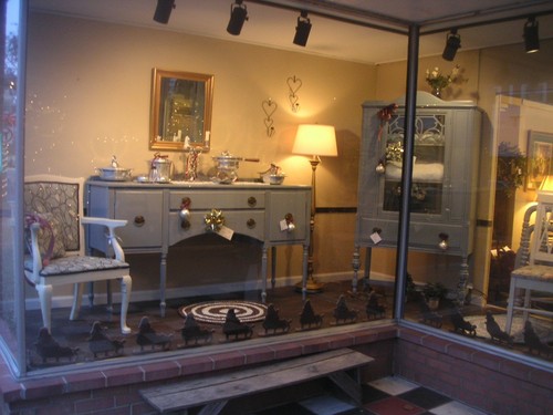 Valleyfinds's profile picture. Gently priced interiors and decor. Vintage, Antique and second hand. Indoor and outdoor furnishings. Locally made products as well.