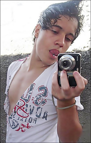 Garoto stylo proprio sabe o qe qer, no momento casado k -q
logo menos ator.