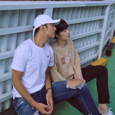 明望보면 움😭 아니 어떻게 사람이 이렇게 생겼어요??? 그리고 또...또.. 이렇게 생긴 둘이 그렇고 그런 사이라구요?!