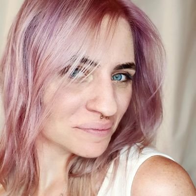 AlonaFrish's profile picture. ‏‏החיים שלי הם רצף של טרגדיות עולם ראשון