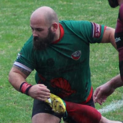 Borrachín y pendenciero. Jugador de Rugby gracias a Dios. Primera línea, no doy pases. Me han llamado iconoclasta y no sé por qué.