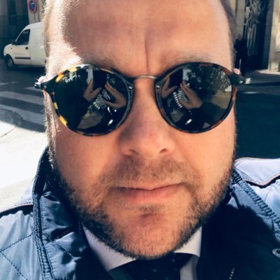 Cacereño. Padre de 3 bichillos. Empleado de banca. Liberal. 💙