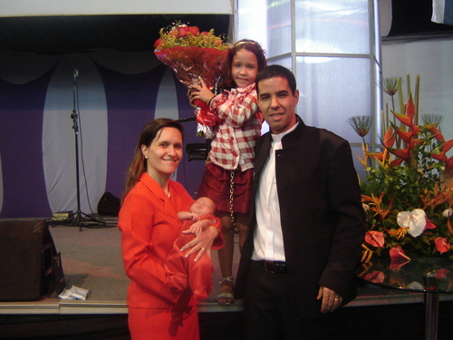 Sou Pastor na Videira do Rio de Janeiro. Casado com a Pastora Alessandra e pai de duas meninas Sarah e Pietra. Fui chamado pelo Senhor para marcar essa geração.