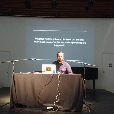 Artista medial / Diseñador sonoro / Investigador en cultura tecnológica y estética / Doctor en estudios interdisciplinarios/