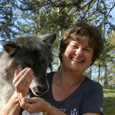 🇺🇸 Mom, #writer📗 #fiction📚 Multi genre. reader📖, family, 🐶🐺, dreamer, dancer💃, hiker🚶♀️, crafter, traveler.