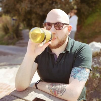 morningbeauvoir's profile picture. Right in the dangle-bag.