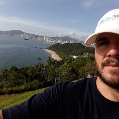Veo, leo, escucho.. opino poco. Saco mis propias conclusiones. No milito, éso condiciona mi libertad....