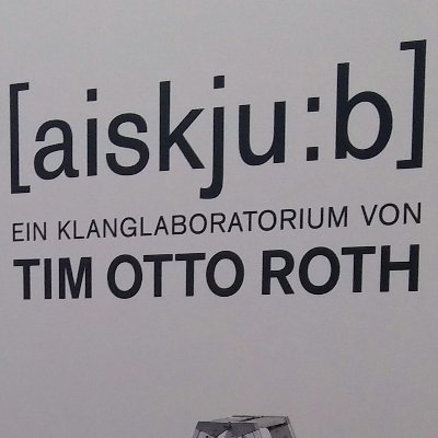 Das Klanglaboratorium von Tim Otto Roth, das Daten aus dem IceCube Neutrino Observatorium in Licht und Klang erlebbar macht.