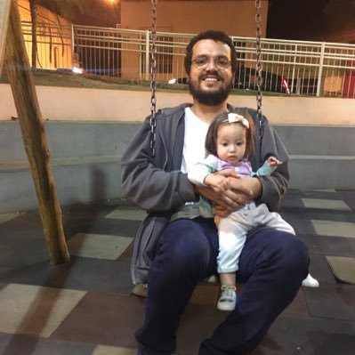 Um aquariano que não gosta de muitas pessoas e nem de futebol, mas que adora musica e boa companhia.