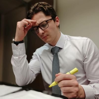 Do ramo jurídico, amante de política, viciado em trabalho e com gremismo nas veias.