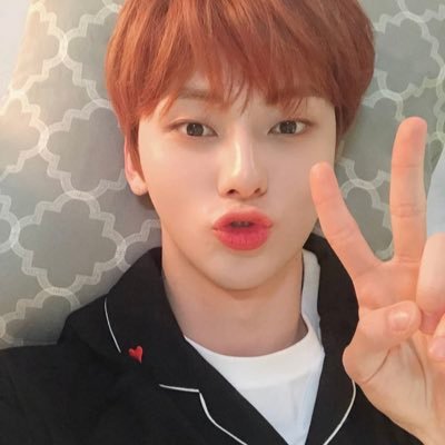#뉴이스트 #황민현 너문어무 좋아해 🦊👉2차 가공 로고 크롭 금지 💜 🥰 PLEASE DON’T CROP OR EDIT THE LOGO