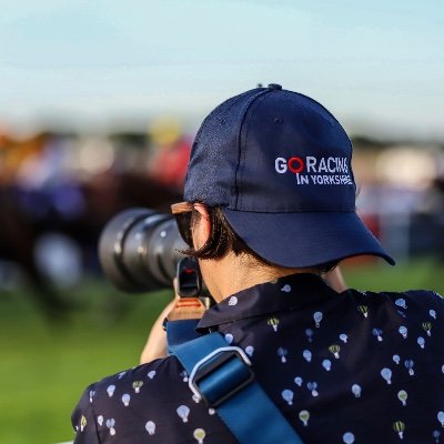 Photographer of things that move fast #horseracing (find me at Beverley, Catterick, Thirsk and York) and things that don't move at all #homeinteriors