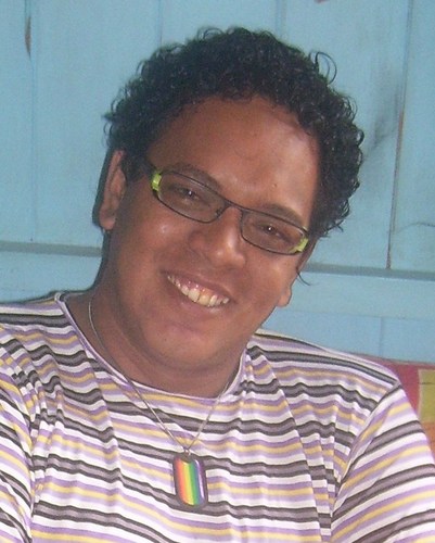 Um menino moleque mimado, chorão, carinhoso...verdadeiro romântico à moda antiga.   aquariano autêntico com suas qualidades e defeitos!