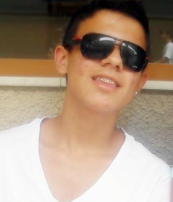 sou um jovem que procura aprender coisas novas . Um Garoto de muito conhecimento :D
