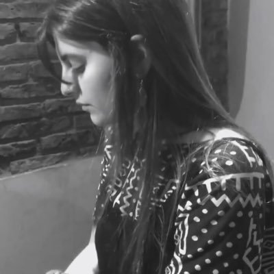 ladiosaluli_'s profile picture. El café y los rayitos de sol entrando por la ventana o entre las montañas.