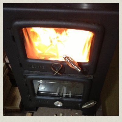 自宅に薪ストーブ設置してみました。炎の揺らぎに身体の芯まで暖まらせてもらってます。薪ストーブいいわ〜。


#薪ストーブ　